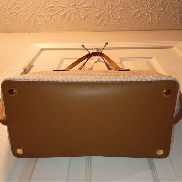 Michael Kors Cream LARGE  Jane Tote with Tan Leather Trim LIKE NEW! - Picture 7 of 12